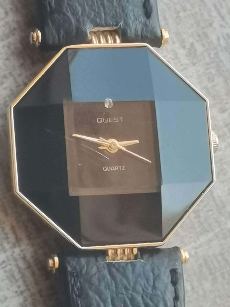 LADIES QUEST BLACK AND GOLD WATCH IN EXCELLENT WORKING CONDITION