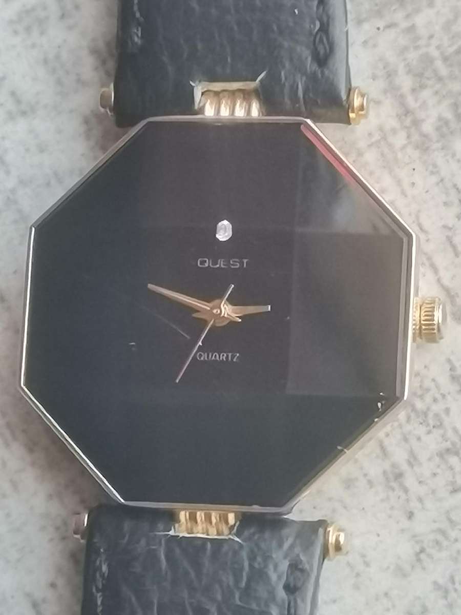 LADIES QUEST BLACK AND GOLD WATCH IN EXCELLENT WORKING CONDITION