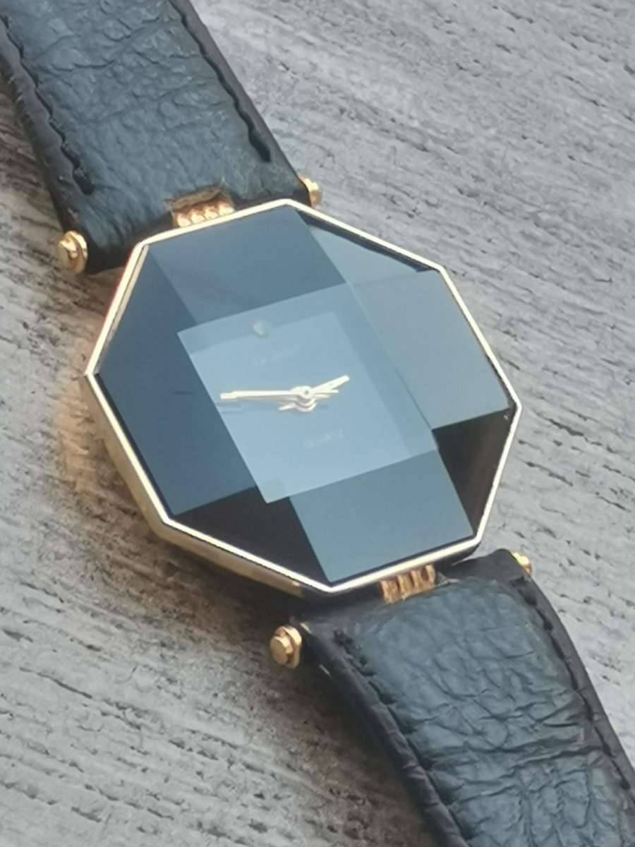 LADIES QUEST BLACK AND GOLD WATCH IN EXCELLENT WORKING CONDITION