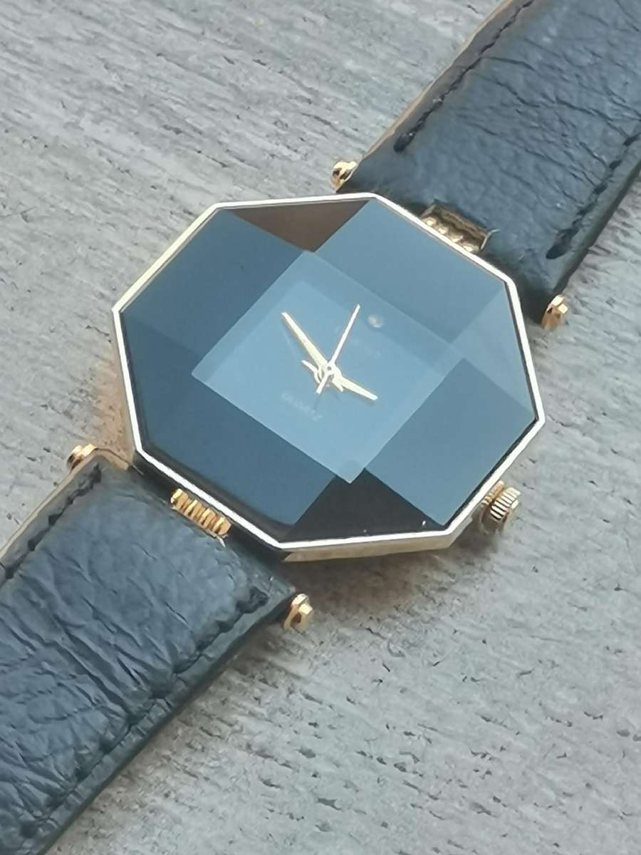 LADIES QUEST BLACK AND GOLD WATCH IN EXCELLENT WORKING CONDITION