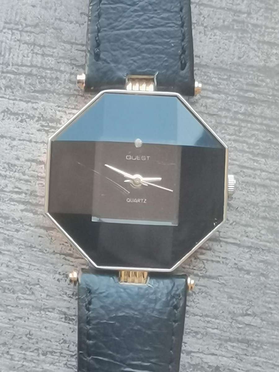 LADIES QUEST BLACK AND GOLD WATCH IN EXCELLENT WORKING CONDITION