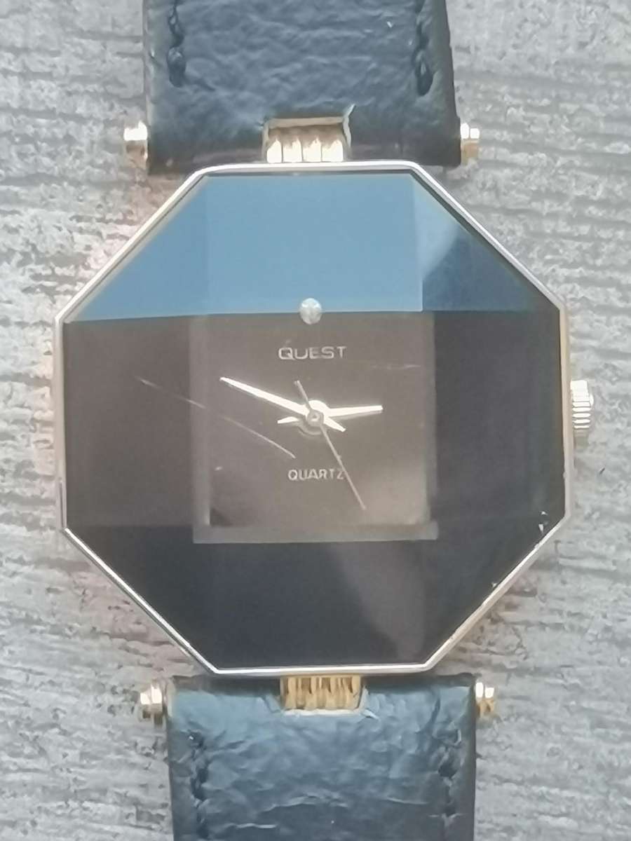 LADIES QUEST BLACK AND GOLD WATCH IN EXCELLENT WORKING CONDITION