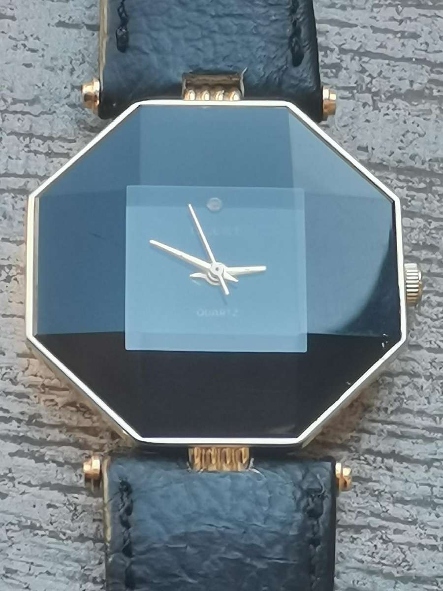 LADIES QUEST BLACK AND GOLD WATCH IN EXCELLENT WORKING CONDITION