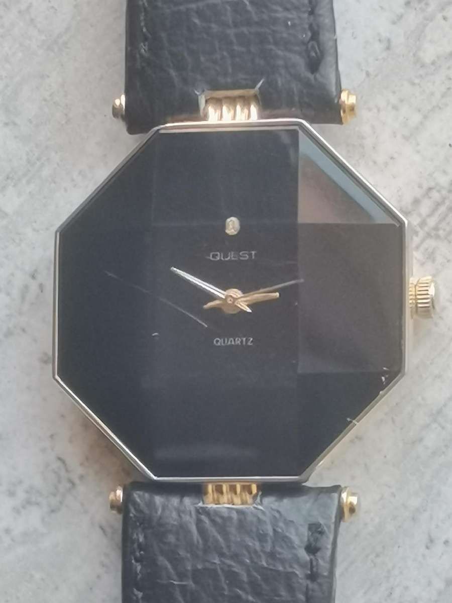 LADIES QUEST BLACK AND GOLD WATCH IN EXCELLENT WORKING CONDITION