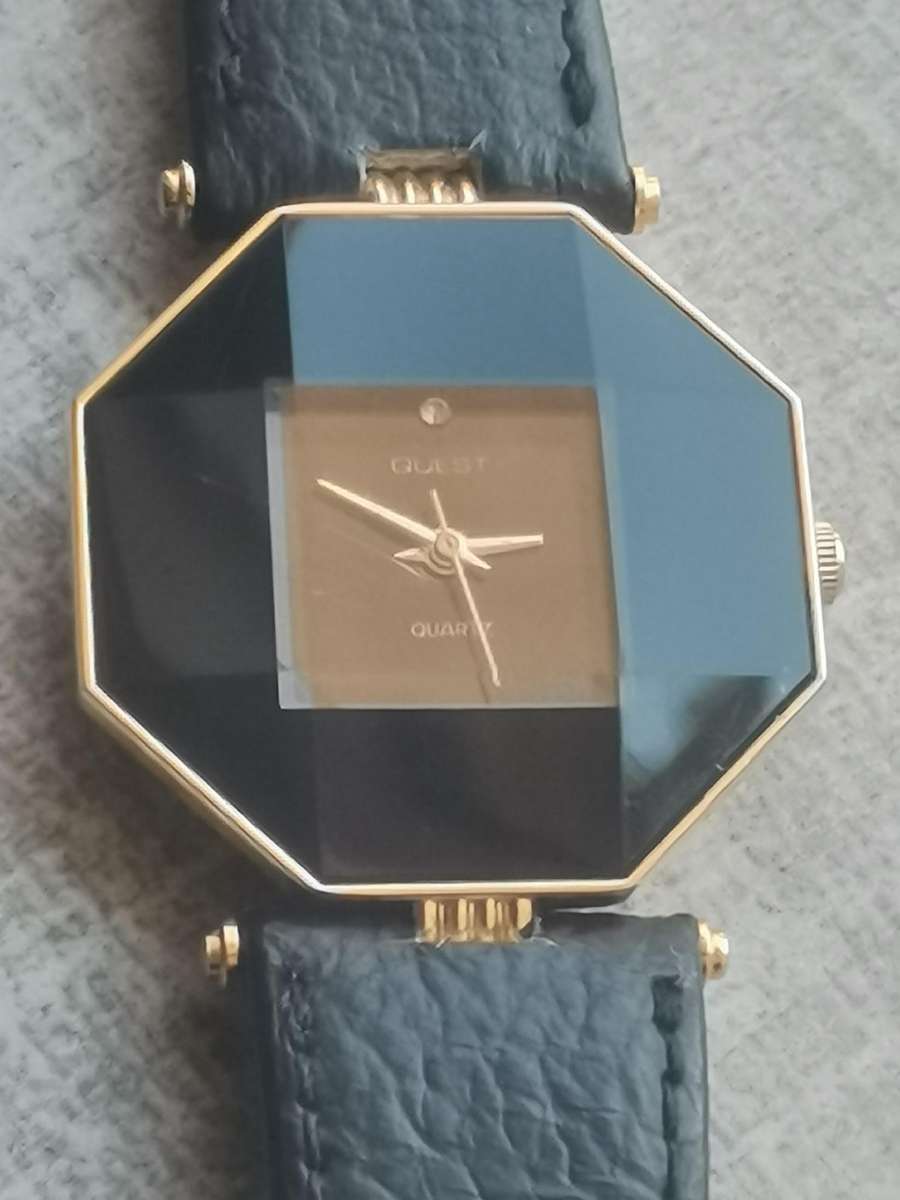 LADIES QUEST BLACK AND GOLD WATCH IN EXCELLENT WORKING CONDITION