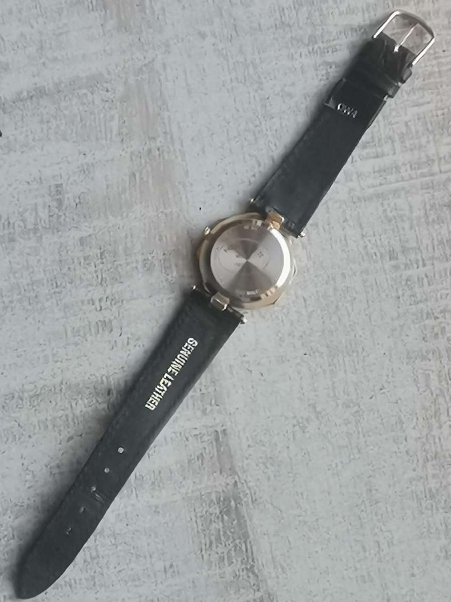 LADIES QUEST BLACK AND GOLD WATCH IN EXCELLENT WORKING CONDITION