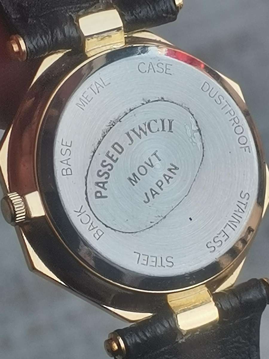 LADIES QUEST BLACK AND GOLD WATCH IN EXCELLENT WORKING CONDITION