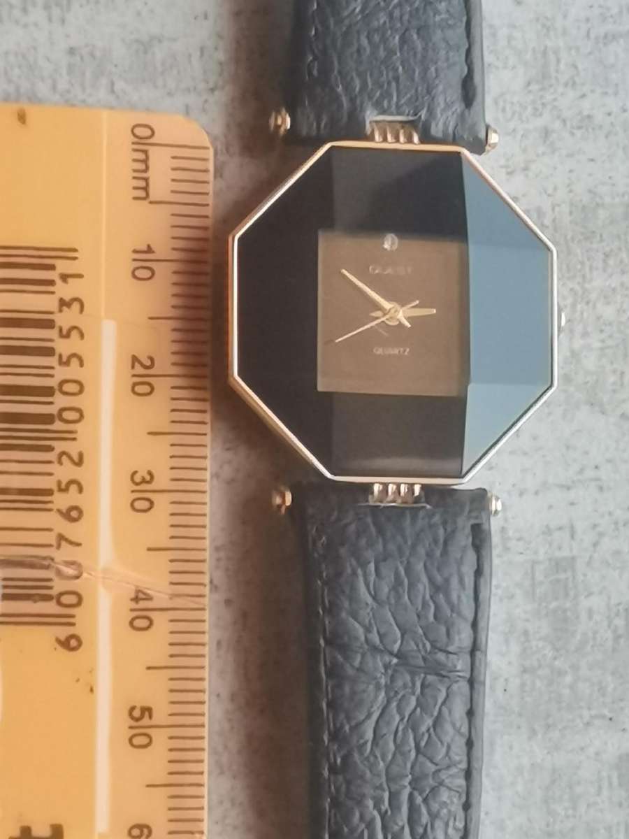 LADIES QUEST BLACK AND GOLD WATCH IN EXCELLENT WORKING CONDITION