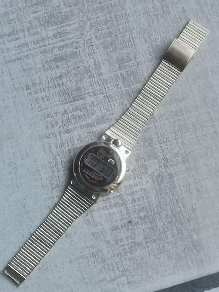 STUNNING UNISEX DIGITAL WATCH COLLECTION ALL IN PERFECT WORKING COND - BIDDING FOR ALL 6 WATCHES