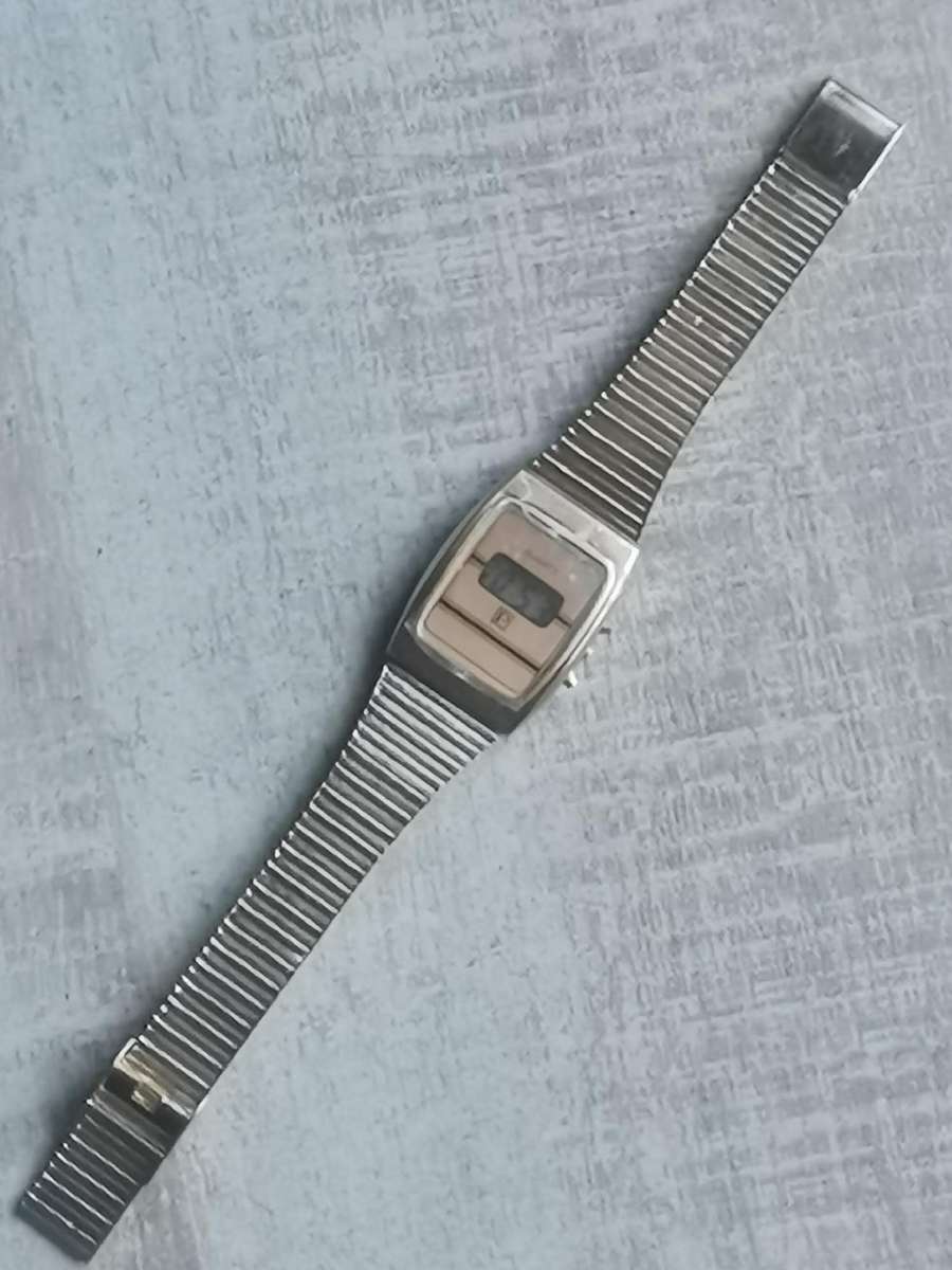 STUNNING UNISEX DIGITAL WATCH COLLECTION ALL IN PERFECT WORKING COND - BIDDING FOR ALL 6 WATCHES