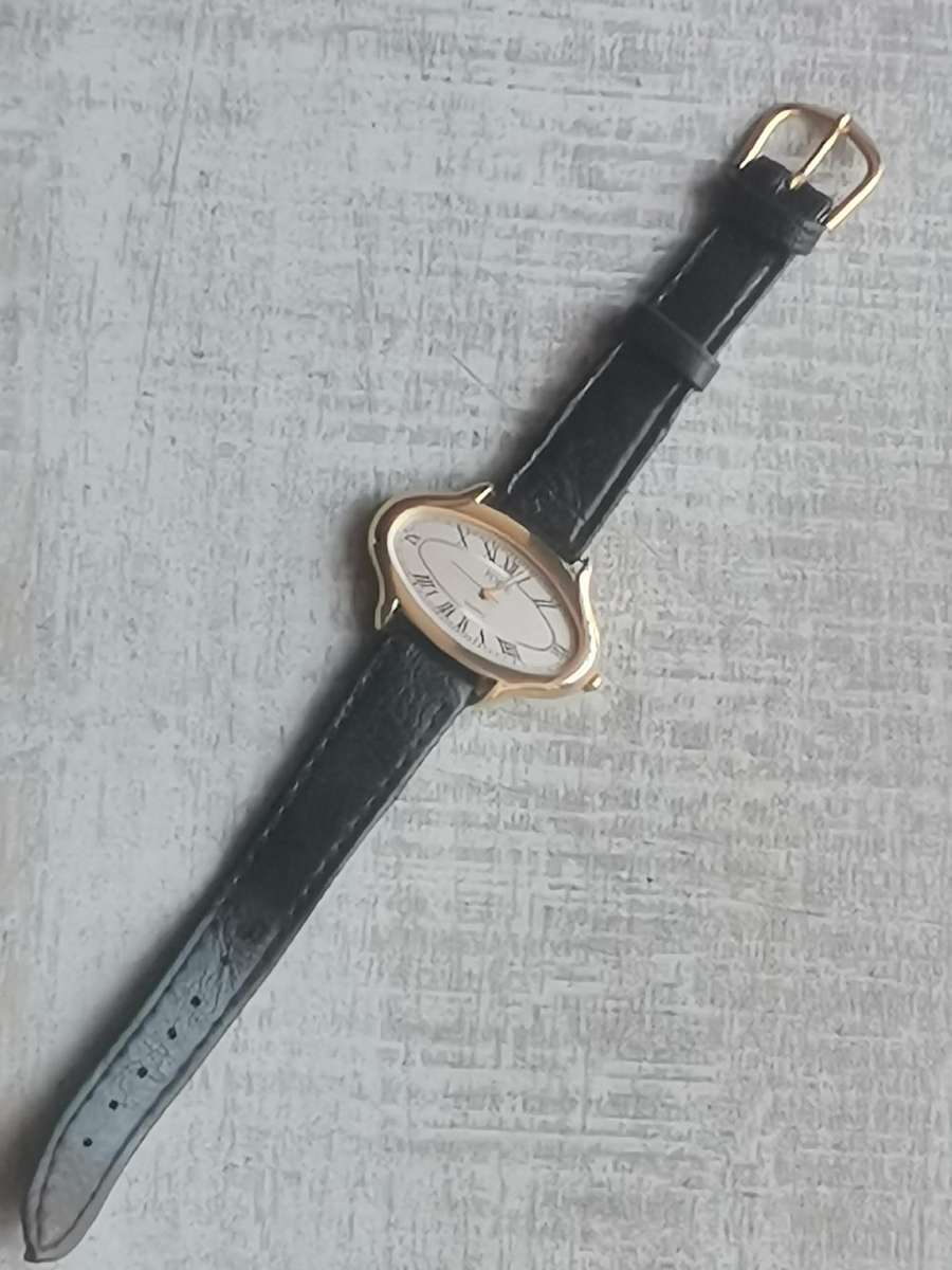 ELEGANT AND STYLISH LADIES POISE WATCH IN EXCELLENT WORKING CONDITION