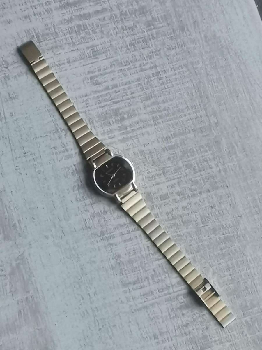 ELEGANT LADIES POISE GOLD WATCH IN EXCELLENT WORKING CONDITION