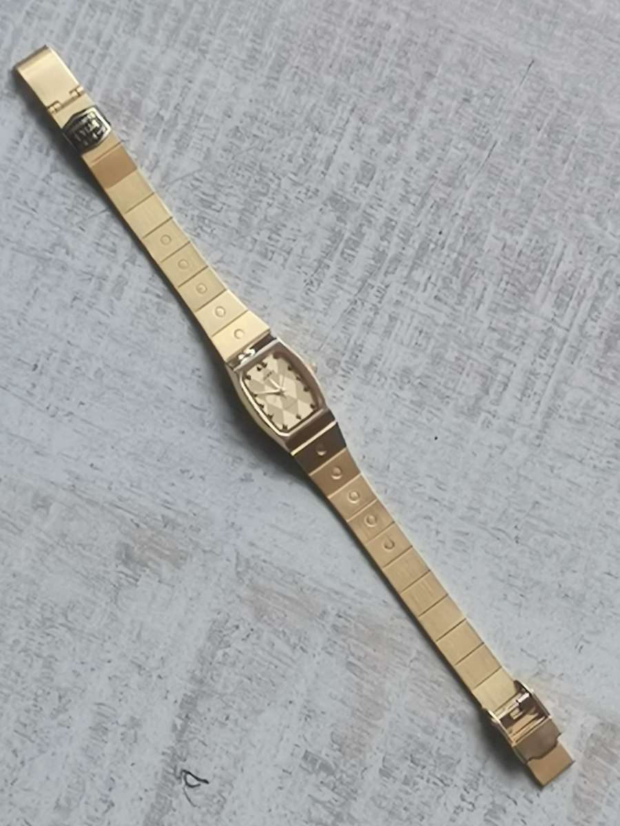 LADIES GOLD QUEST WATCH IN EXCELLENT WORKING CONDITION