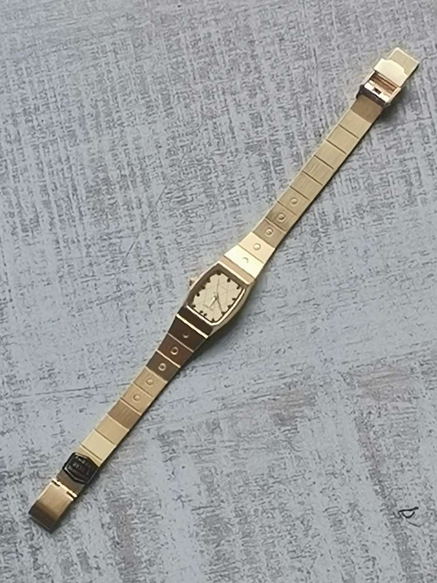 LADIES GOLD QUEST WATCH IN EXCELLENT WORKING CONDITION