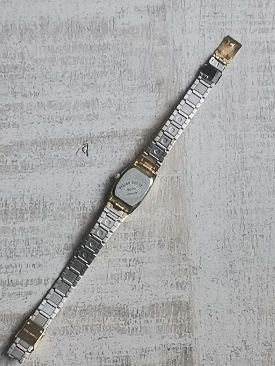 LADIES GOLD QUEST WATCH IN EXCELLENT WORKING CONDITION