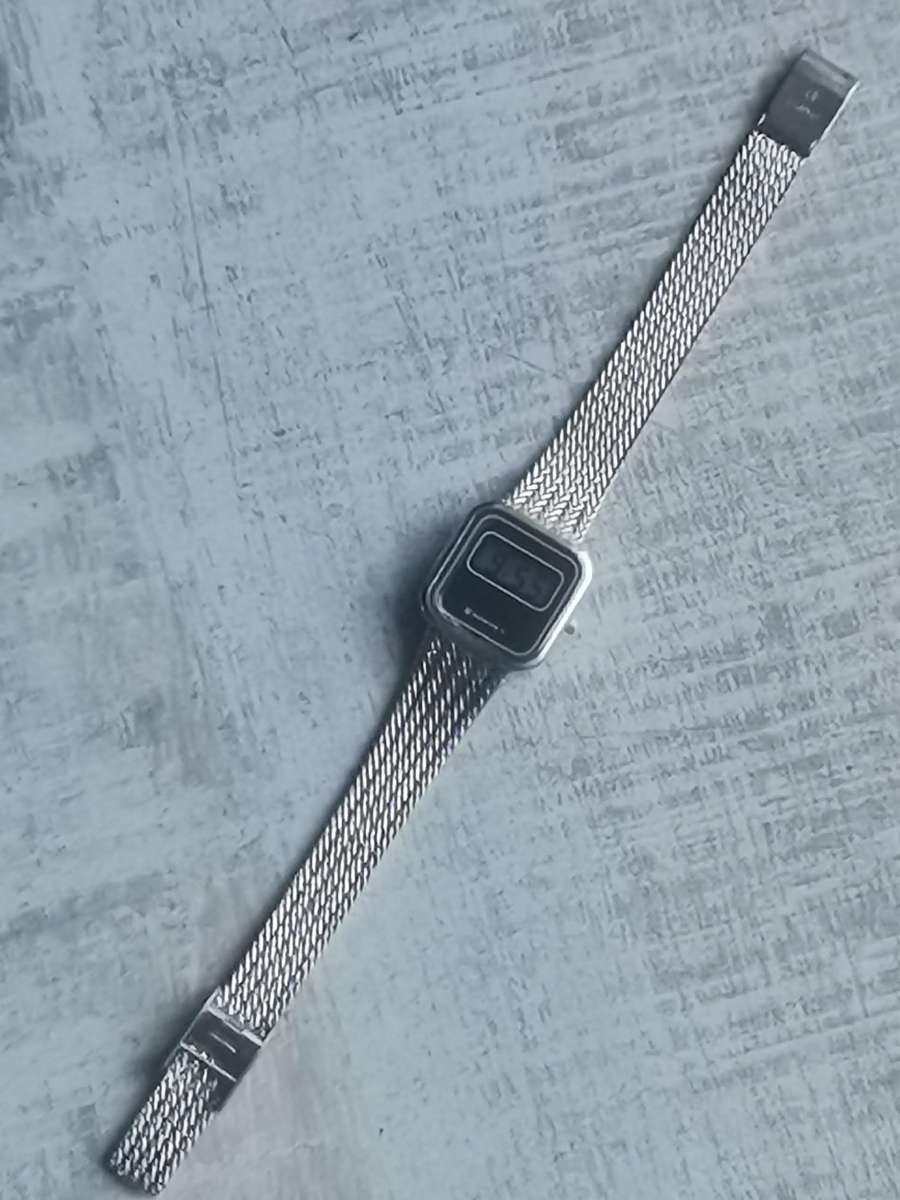 LADIES VINTAGE SANYO DIGITAL WATCH WITH ORIGINAL STAINLESS STEEL STRAP IN EXCELLENT WORKING COND