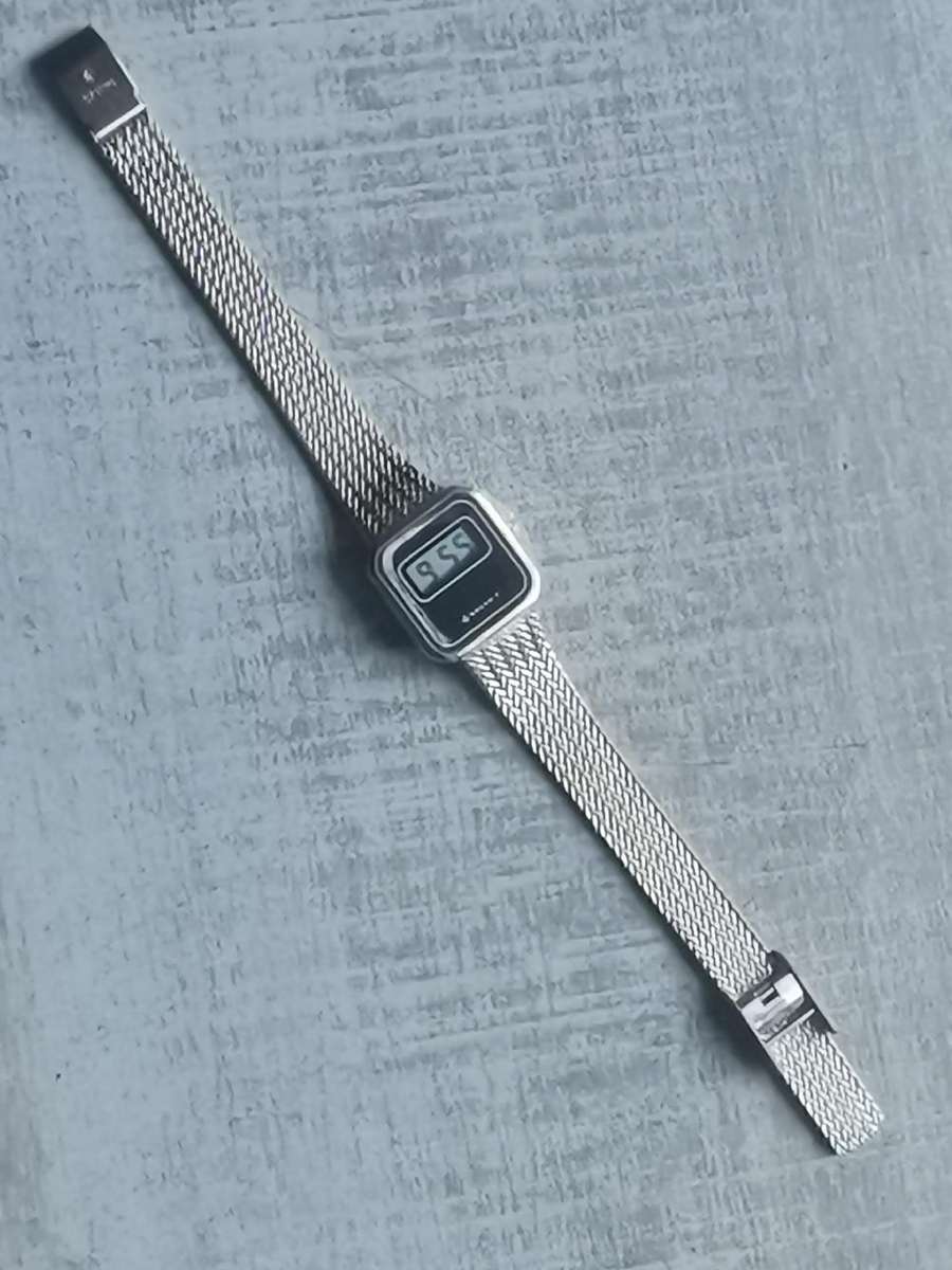 LADIES VINTAGE SANYO DIGITAL WATCH WITH ORIGINAL STAINLESS STEEL STRAP IN EXCELLENT WORKING COND