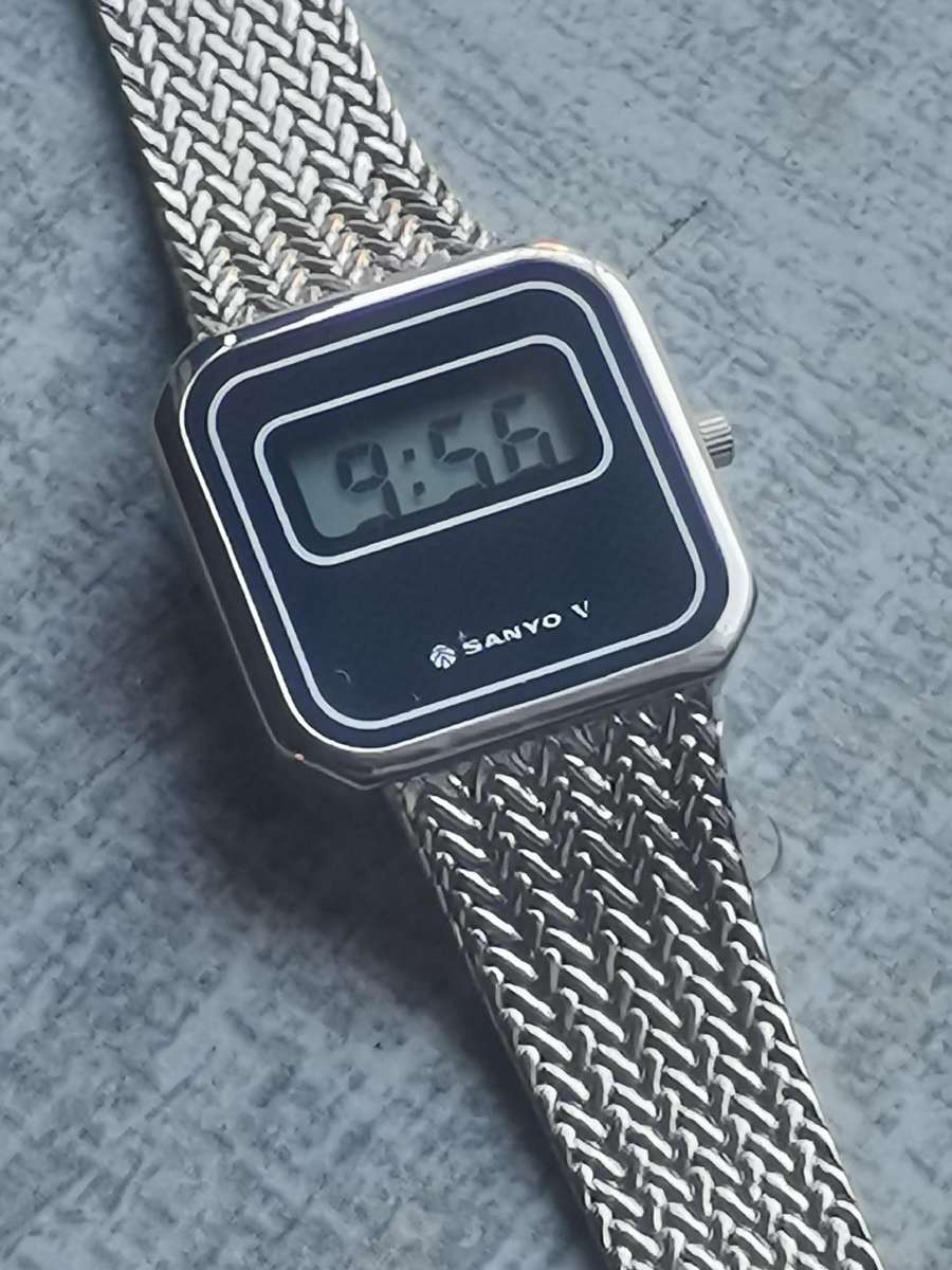 LADIES VINTAGE SANYO DIGITAL WATCH WITH ORIGINAL STAINLESS STEEL STRAP IN EXCELLENT WORKING COND