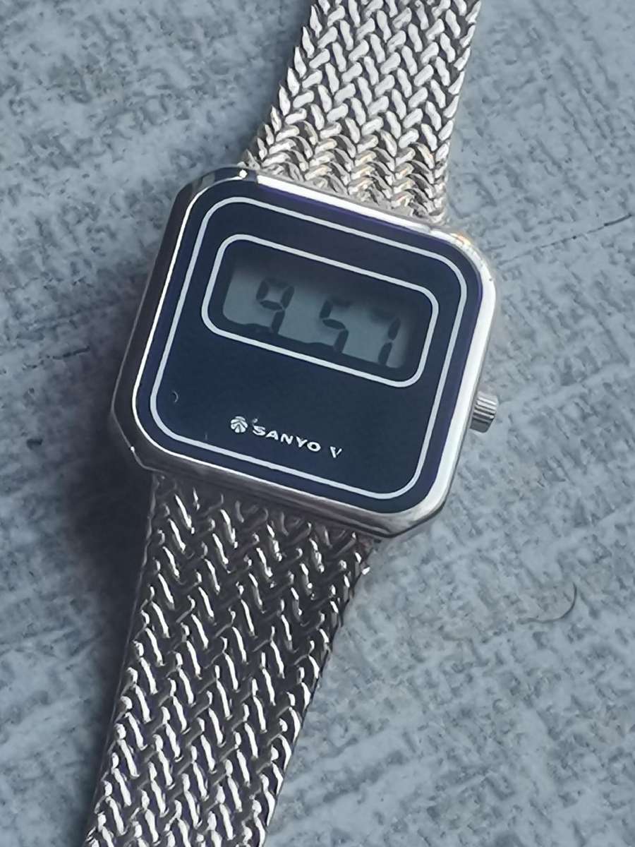 LADIES VINTAGE SANYO DIGITAL WATCH WITH ORIGINAL STAINLESS STEEL STRAP IN EXCELLENT WORKING COND