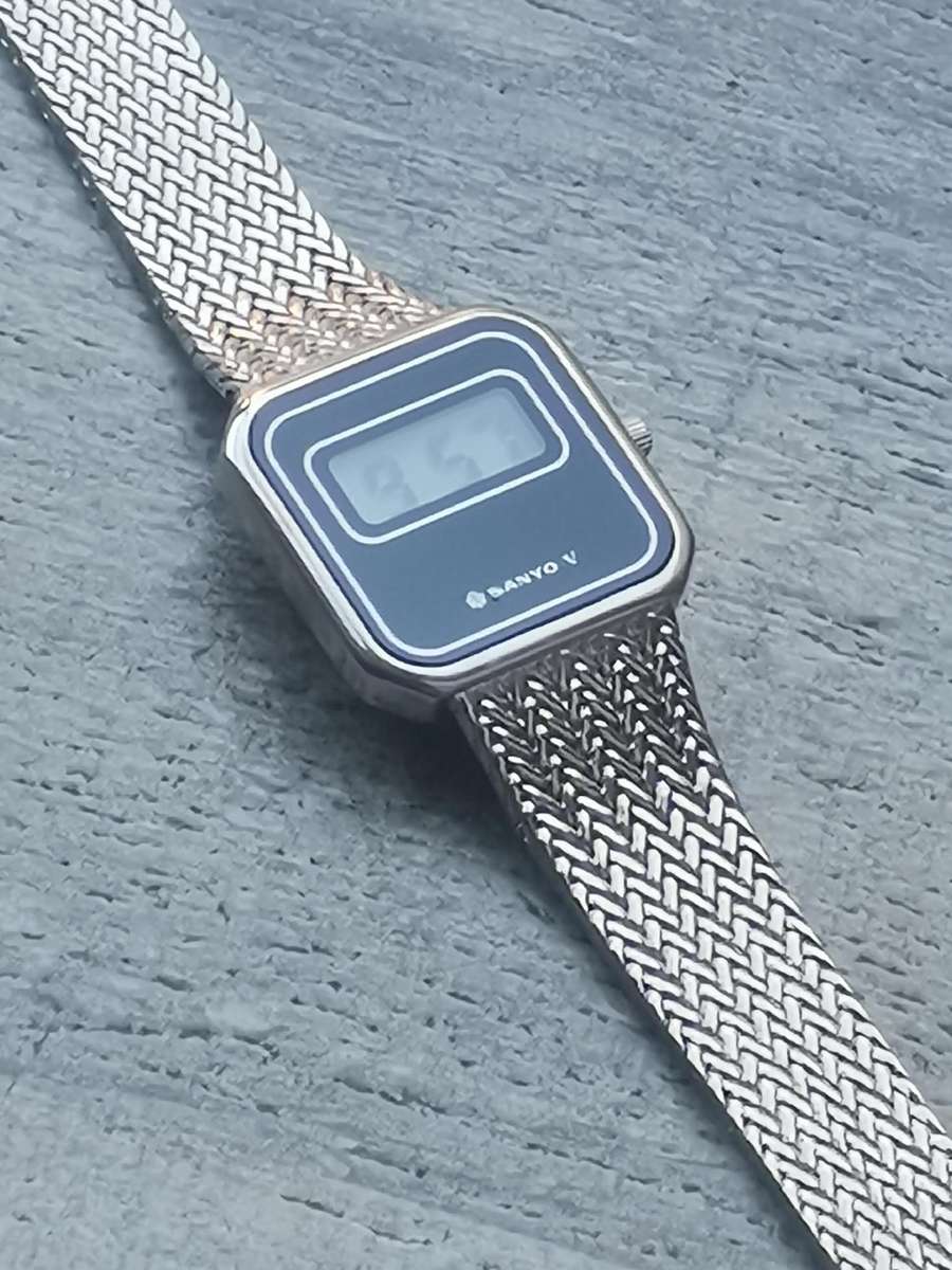 LADIES VINTAGE SANYO DIGITAL WATCH WITH ORIGINAL STAINLESS STEEL STRAP IN EXCELLENT WORKING COND