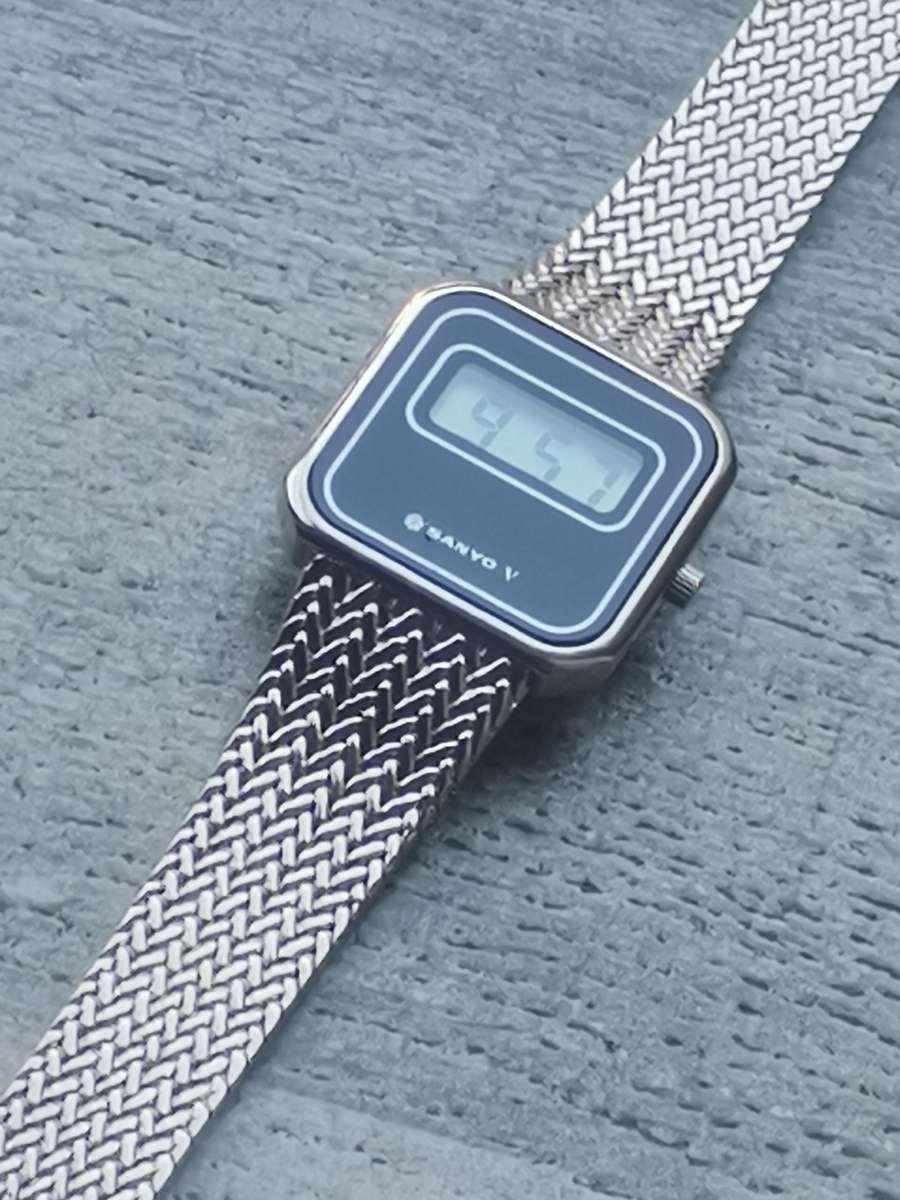 LADIES VINTAGE SANYO DIGITAL WATCH WITH ORIGINAL STAINLESS STEEL STRAP IN EXCELLENT WORKING COND