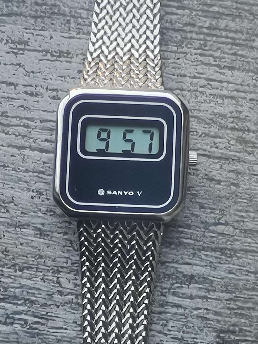 LADIES VINTAGE SANYO DIGITAL WATCH WITH ORIGINAL STAINLESS STEEL STRAP IN EXCELLENT WORKING COND