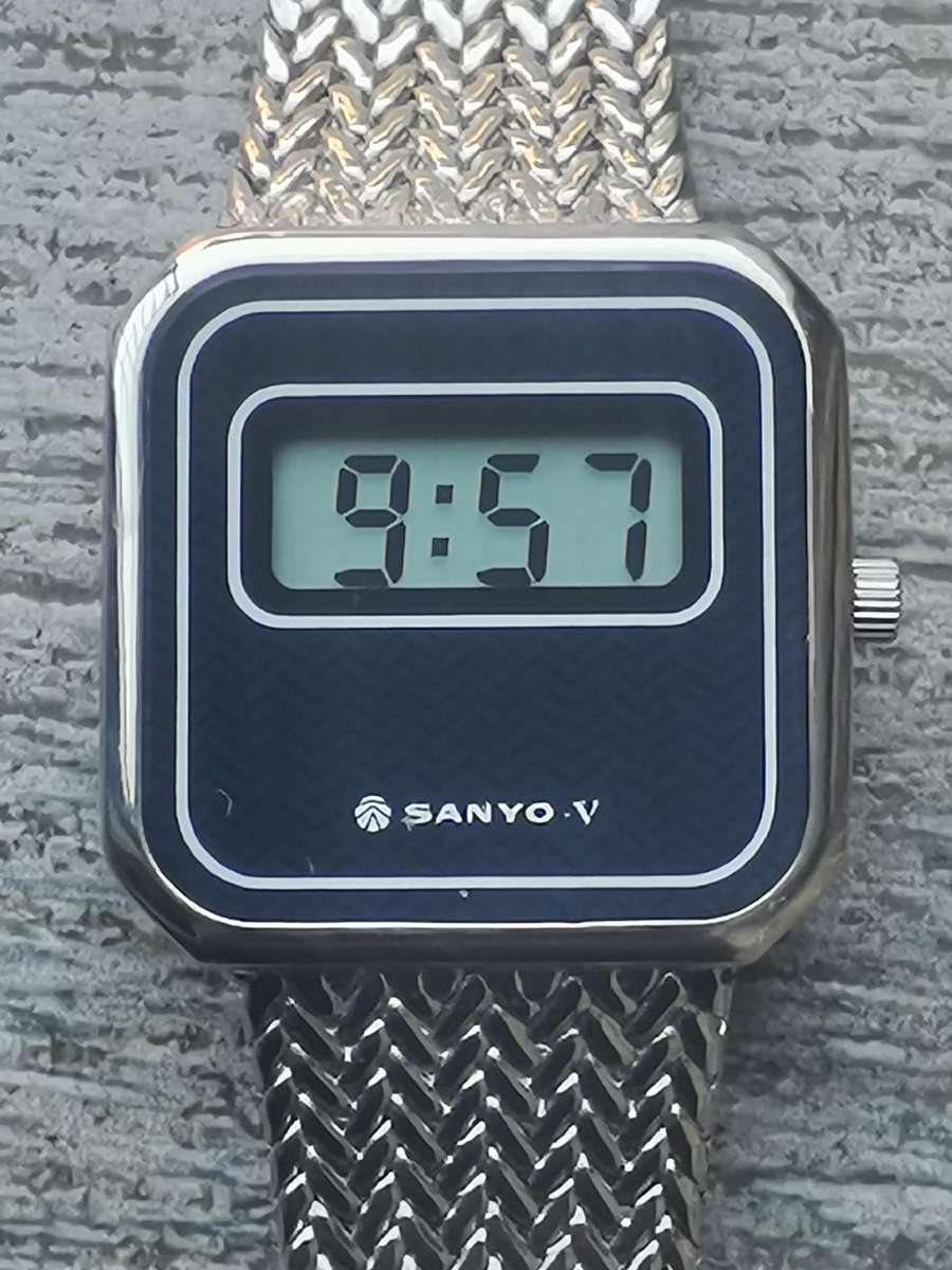 LADIES VINTAGE SANYO DIGITAL WATCH WITH ORIGINAL STAINLESS STEEL STRAP IN EXCELLENT WORKING COND