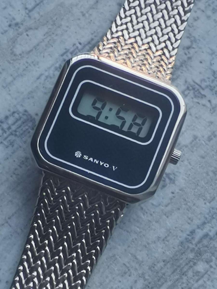 LADIES VINTAGE SANYO DIGITAL WATCH WITH ORIGINAL STAINLESS STEEL STRAP IN EXCELLENT WORKING COND