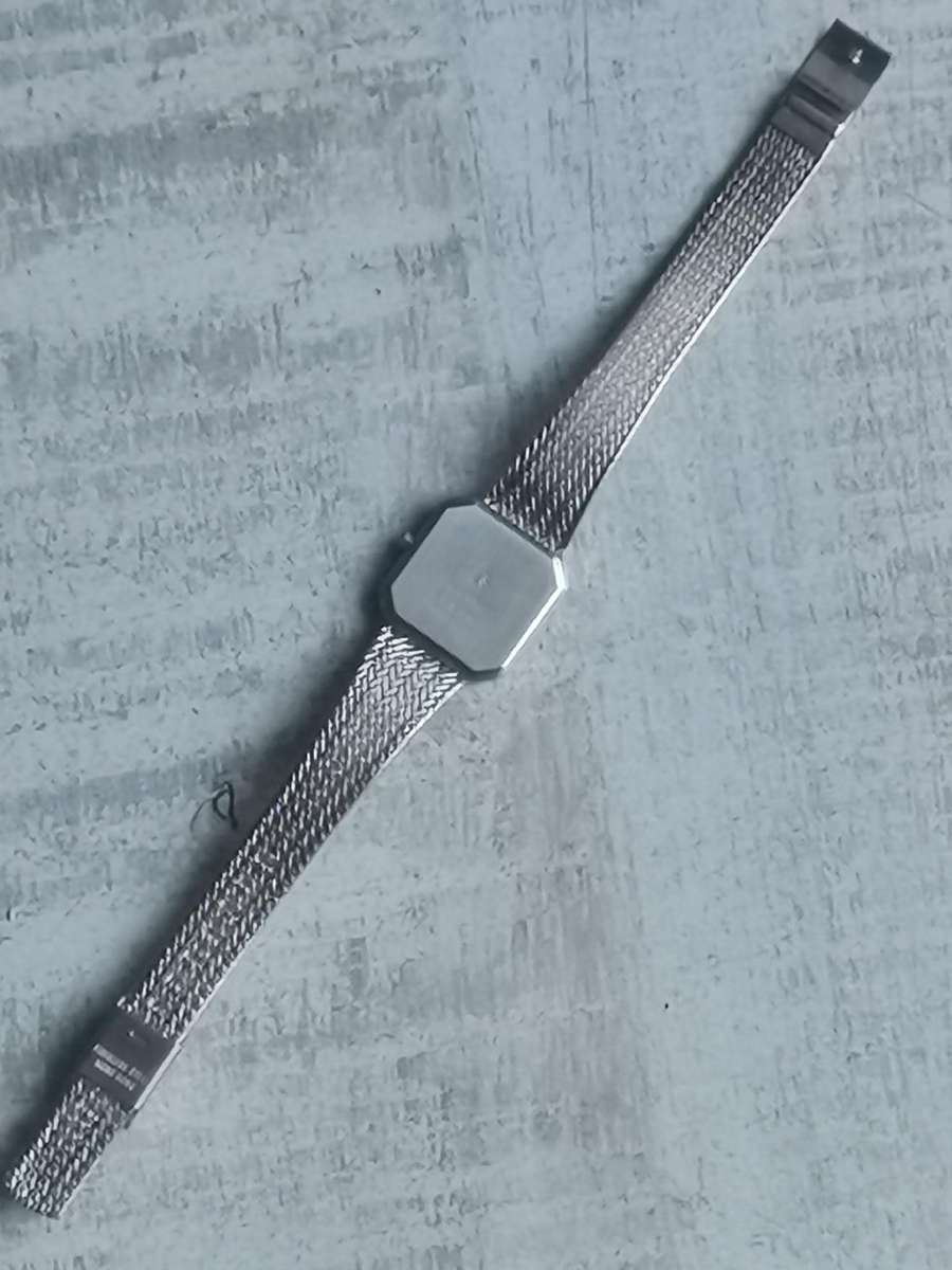 LADIES VINTAGE SANYO DIGITAL WATCH WITH ORIGINAL STAINLESS STEEL STRAP IN EXCELLENT WORKING COND