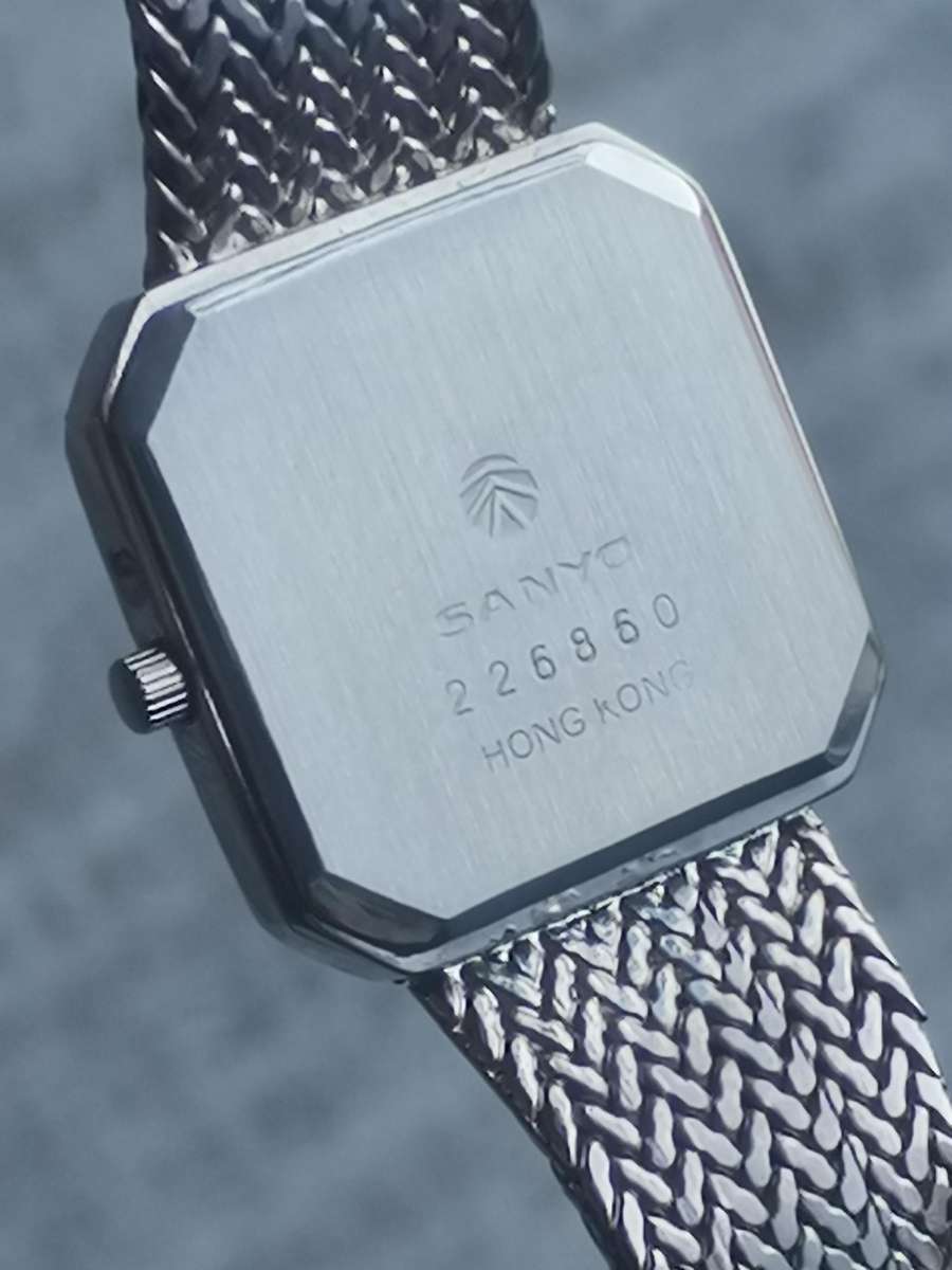 LADIES VINTAGE SANYO DIGITAL WATCH WITH ORIGINAL STAINLESS STEEL STRAP IN EXCELLENT WORKING COND