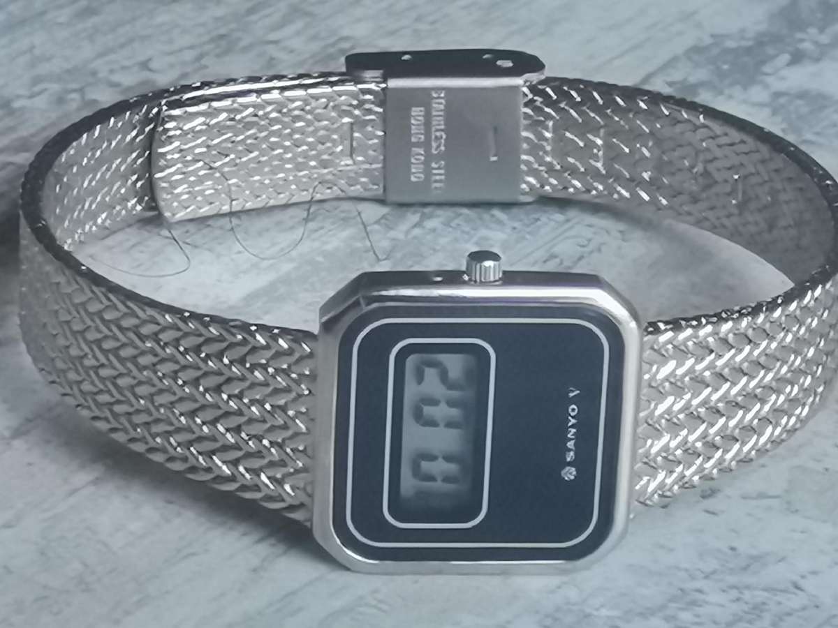 LADIES VINTAGE SANYO DIGITAL WATCH WITH ORIGINAL STAINLESS STEEL STRAP IN EXCELLENT WORKING COND