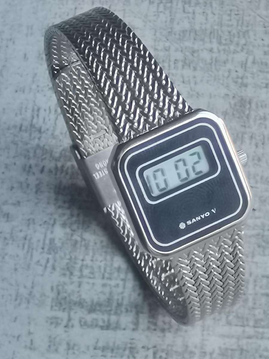 LADIES VINTAGE SANYO DIGITAL WATCH WITH ORIGINAL STAINLESS STEEL STRAP IN EXCELLENT WORKING COND