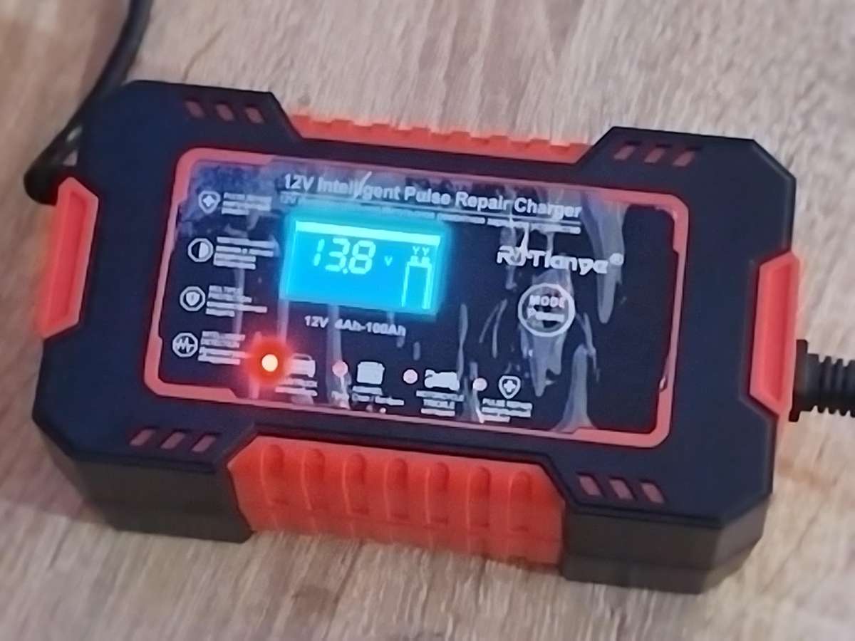 12V INTELLIGENT PULSE REPAIR BATTERY CHARGER