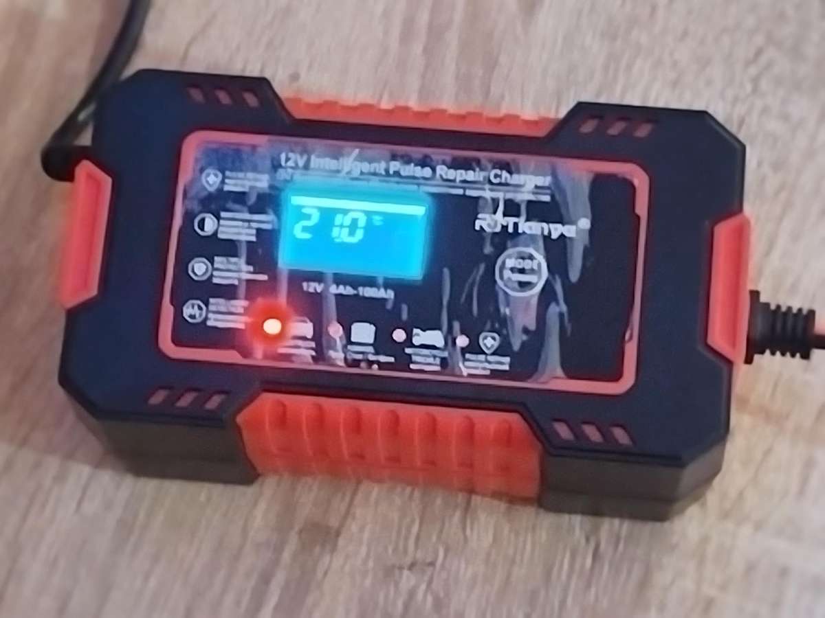 12V INTELLIGENT PULSE REPAIR BATTERY CHARGER