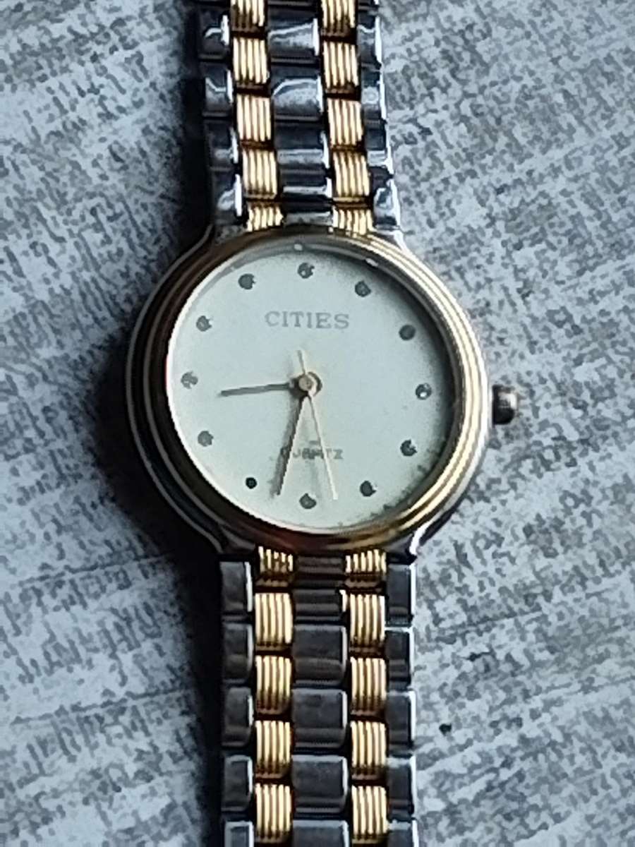 MENS 2 TONE CITIES STAINLESS STEEL WATCH IN EXCELLENT WORKING CONDITION