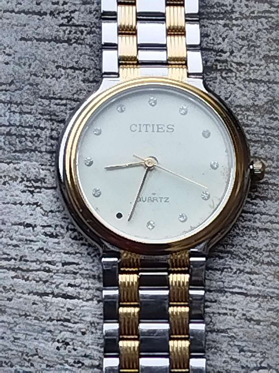 MENS 2 TONE CITIES STAINLESS STEEL WATCH IN EXCELLENT WORKING CONDITION