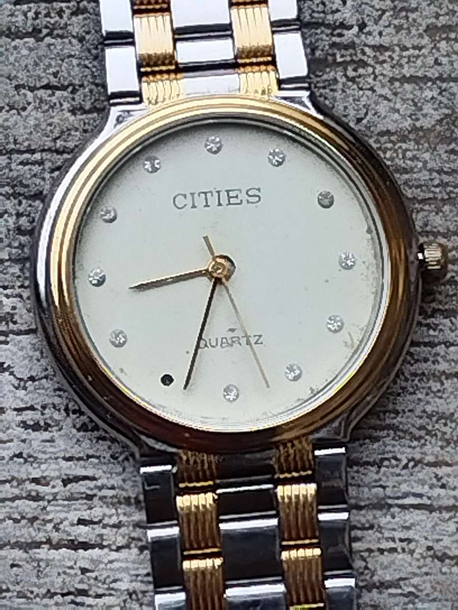 MENS 2 TONE CITIES STAINLESS STEEL WATCH IN EXCELLENT WORKING CONDITION