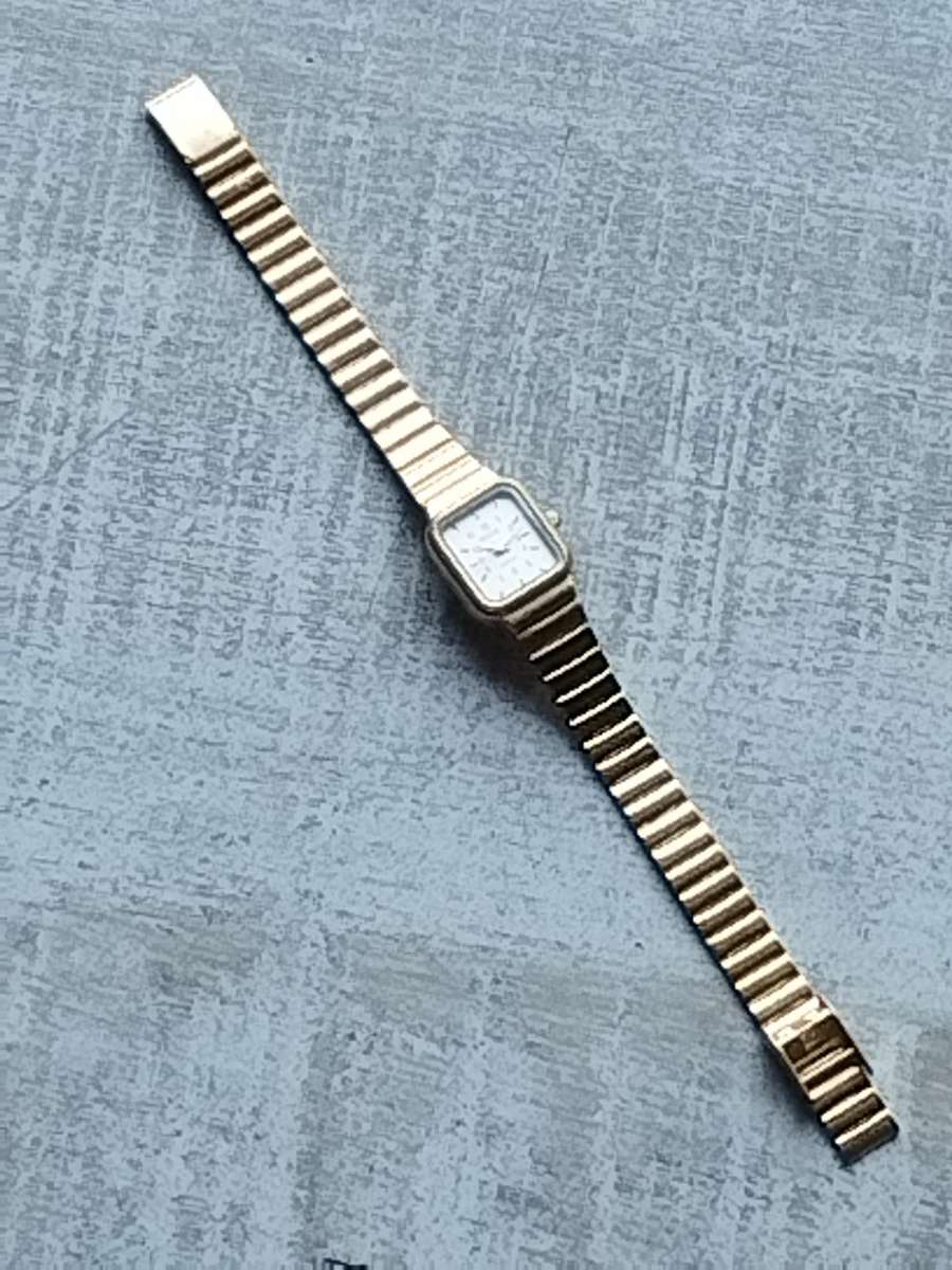 LADIES GOLD PLATED POISE WATCH IN EXCELLENT WORKING CONDITION