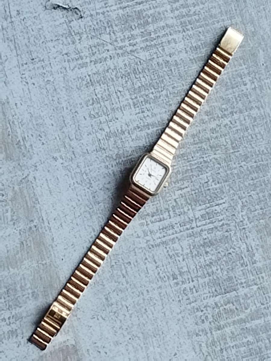 LADIES GOLD PLATED POISE WATCH IN EXCELLENT WORKING CONDITION