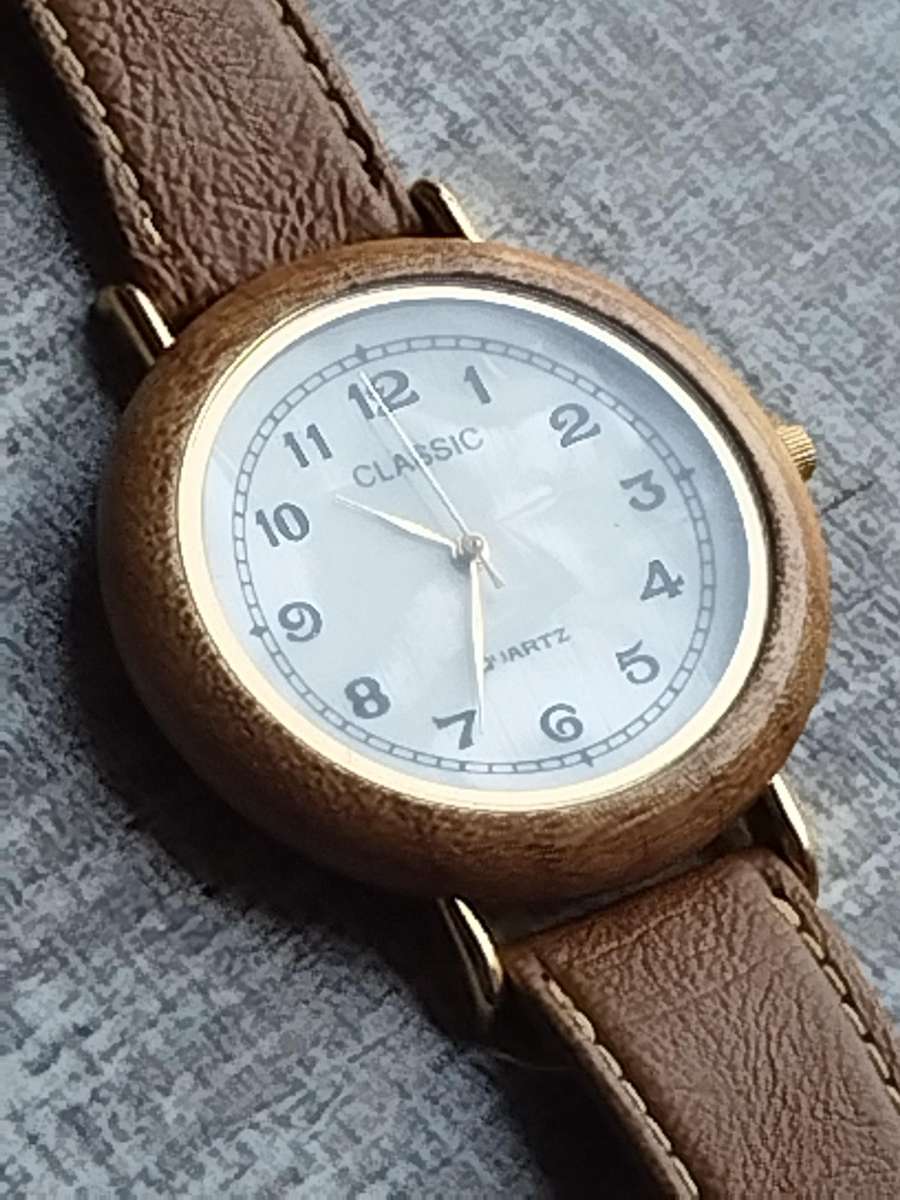 ELEGANT LADIES CLASSIC WATCH WITH MOTHER OF PEARL DIAL IN EXCELLENT WORKING CONDITION