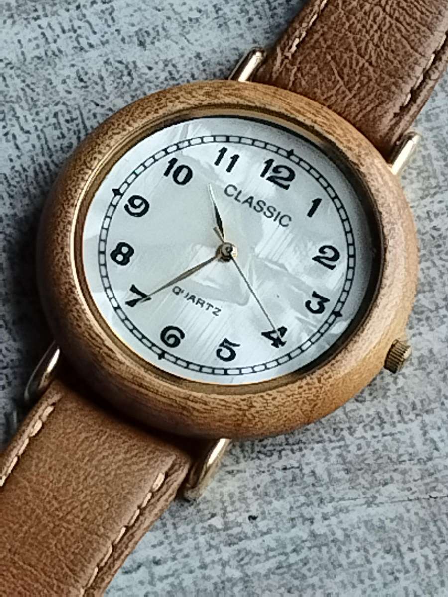 ELEGANT LADIES CLASSIC WATCH WITH MOTHER OF PEARL DIAL IN EXCELLENT WORKING CONDITION