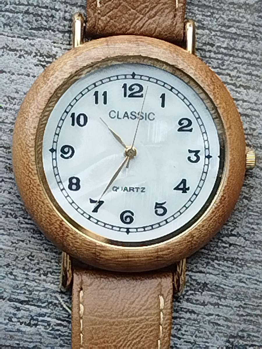 ELEGANT LADIES CLASSIC WATCH WITH MOTHER OF PEARL DIAL IN EXCELLENT WORKING CONDITION