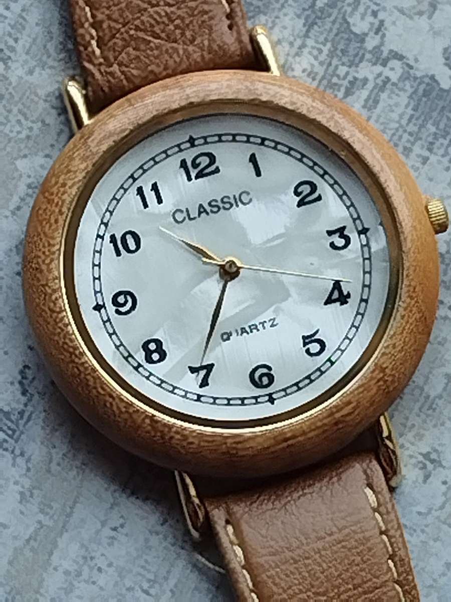 ELEGANT LADIES CLASSIC WATCH WITH MOTHER OF PEARL DIAL IN EXCELLENT WORKING CONDITION