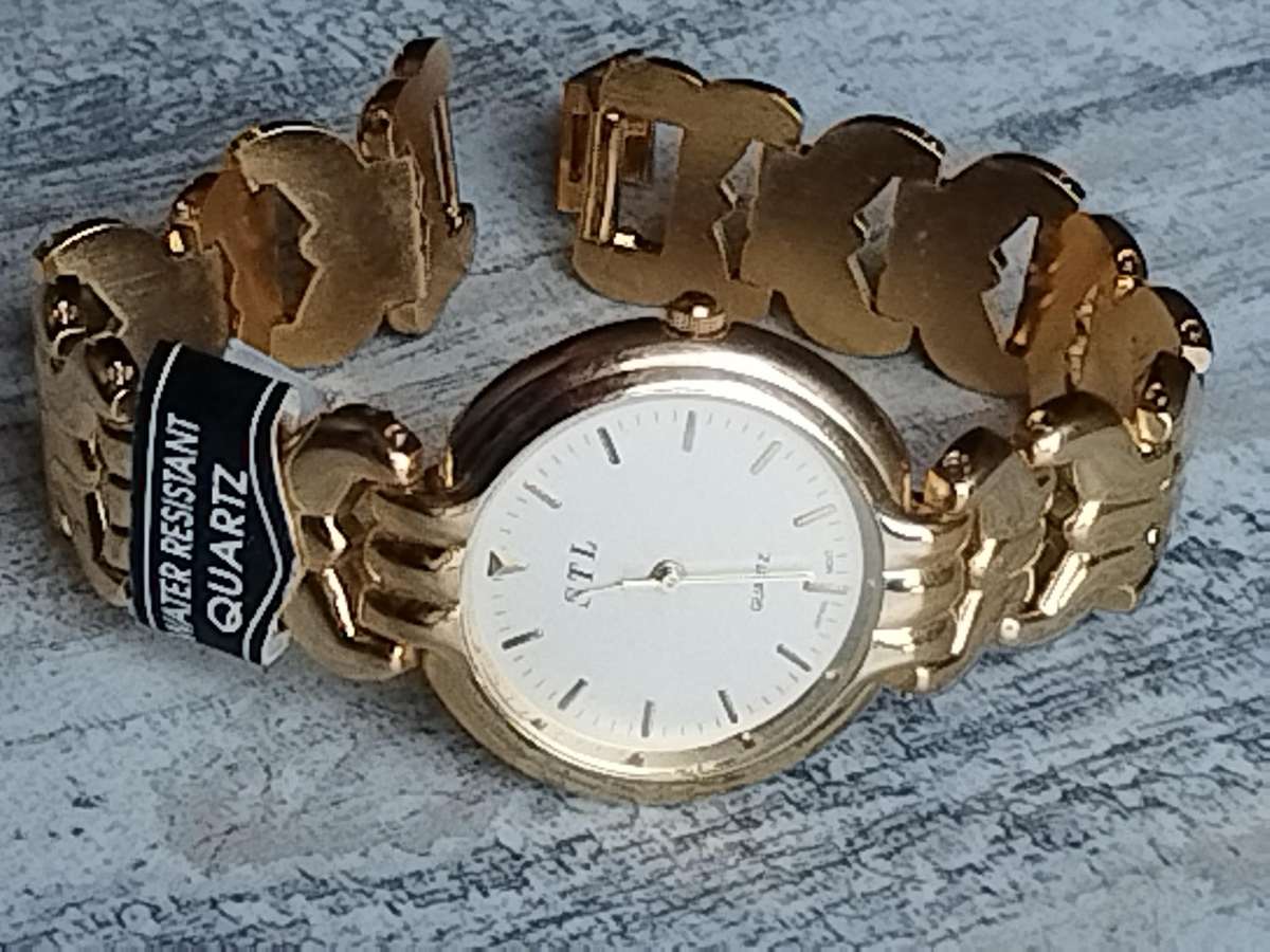 MENS GOLD STL WATCH IN EXCELLENT CONDITION - NEW OLD STOCK