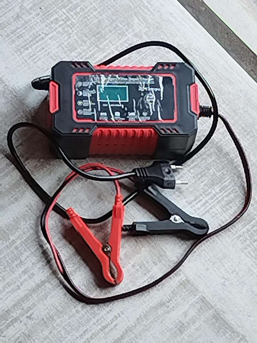 12V INTELLIGENT PULSE REPAIR BATTERY CHARGER