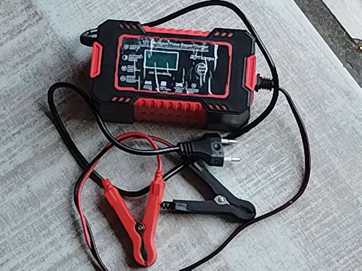 12V INTELLIGENT PULSE REPAIR BATTERY CHARGER