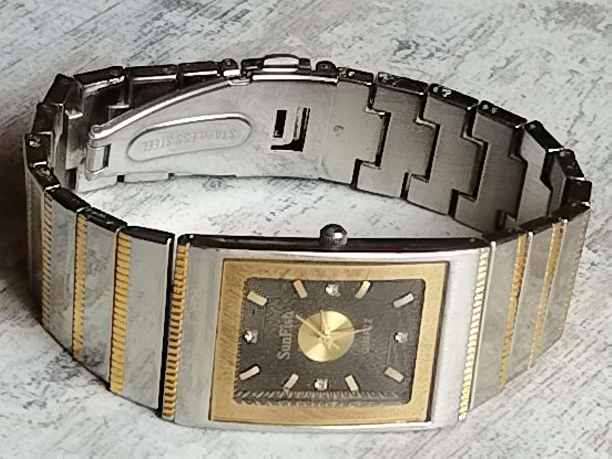 MENS SUNFISH 2 TONE WATCH IN EXCELLENT WORKING CONDITION