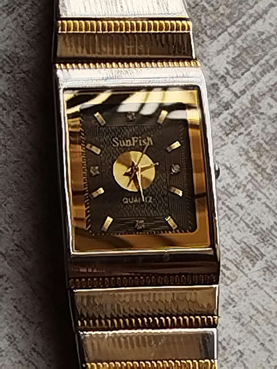 MENS SUNFISH 2 TONE WATCH IN EXCELLENT WORKING CONDITION