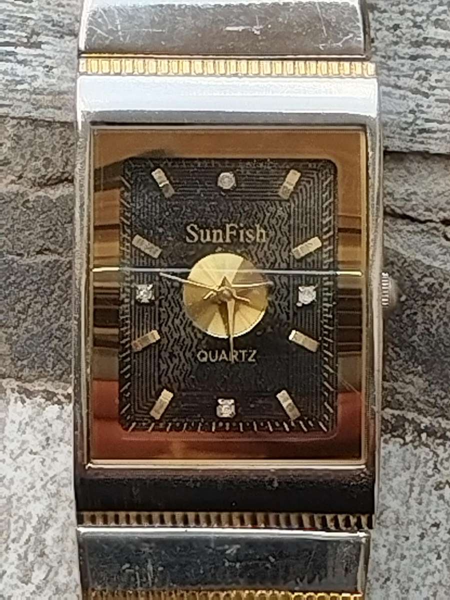 MENS SUNFISH 2 TONE WATCH IN EXCELLENT WORKING CONDITION