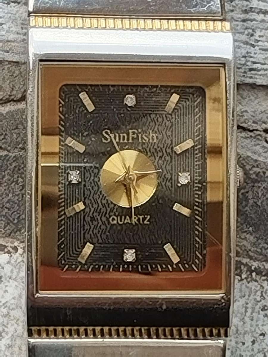 MENS SUNFISH 2 TONE WATCH IN EXCELLENT WORKING CONDITION